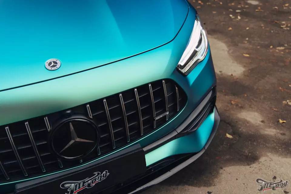 Оклеили Mercedes GLA 45 AMG в винил от Oracal в оттенке Aquamarine, покрыли пленку керамикой. Окрасили суппорта в красный цвет с логотипами AMG